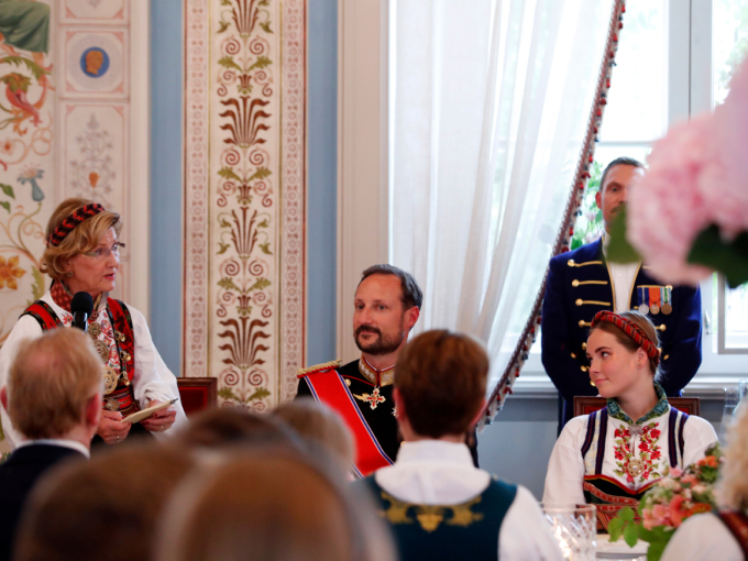Queen Sonja welcomes the guests and gives her speech to Princess Ingrid Alexandra. Photo: Terje Bendiksby / NTB scanpix
